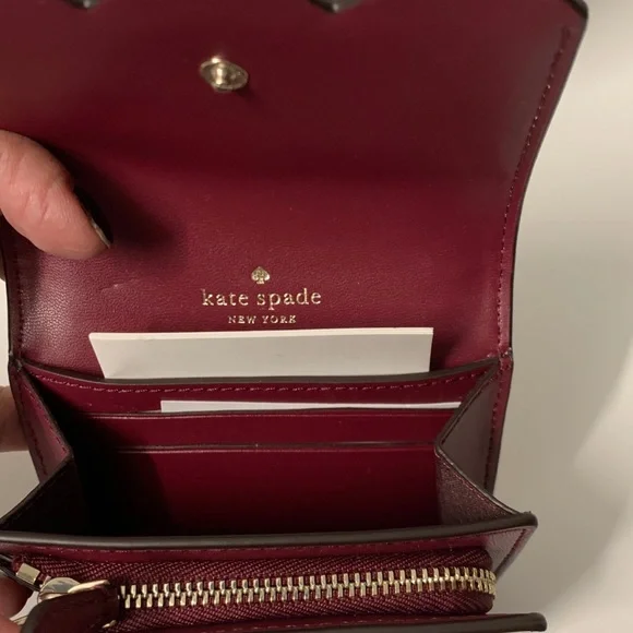 BNWT KATE SPADE ♠️ SCALLOP DESIGN SMOOTH LEATHER COMPACT WALLET PINK- BURGUNDY - Picture 5 of 6